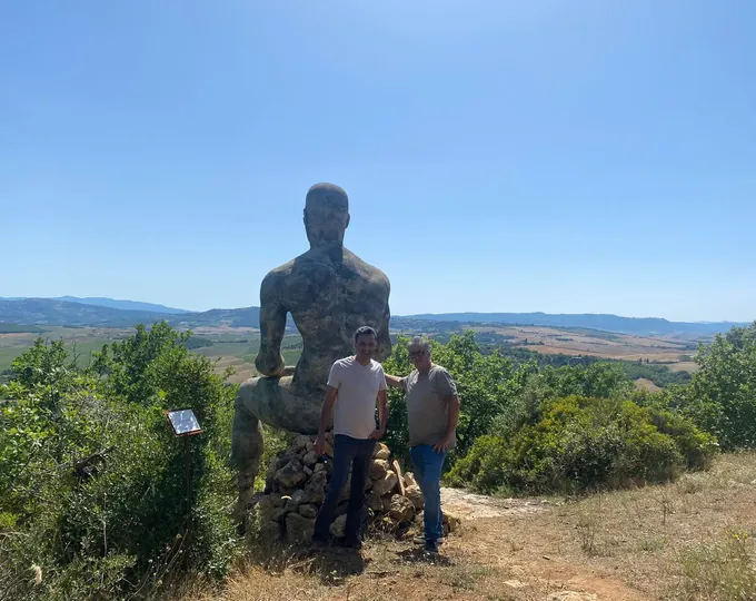 Antonio Borrelli e Lorenzo Nisi con Il Guardiano della Valle e la Val d’Orcia